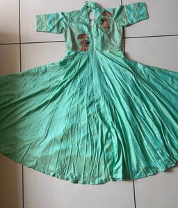Pista Ethnic  Gaun