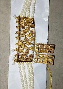 Elegant 2 piece Gold-Plated necklace with 4 ear