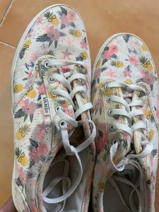 Vans Floral Shoe In Affordable Price🧸