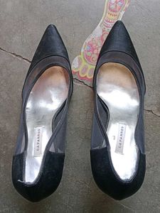 CAPARROS Women&#39;s Pointed Toe Black Wedges