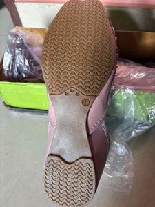 Women Embellished Juttis