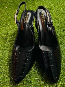 Chic Black Slingback Heels