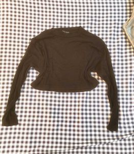 black long sleeve crop top