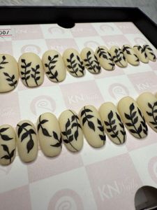 Hand Painted Press On Nails In Round M Shape