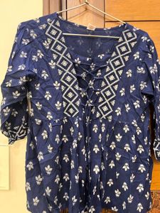 Women&#39;s Blue &amp; White Patterned short Kurti