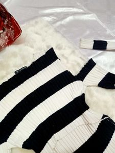 🤍🖤Striped Cut Out Sleeve Crop Top🖤🤍