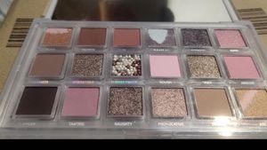 Huda Beauty Quartz Pallet(dupe )