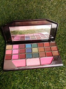 It&#39;s A Beautiful Makeup Kit With Many Eyeshades