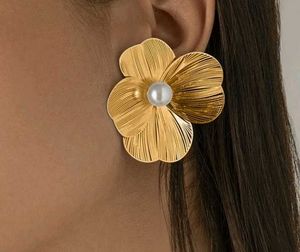 Gold Flower Pearl Earrings