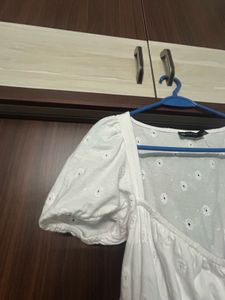 🤍 White Eyelet Puff-Sleeve Mini Dress – Size M 🤍