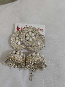 Elegant Jhumka Earrings With Mangtika