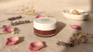 Nourishing lip and cheektint