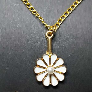 Daisy Pendant Necklace