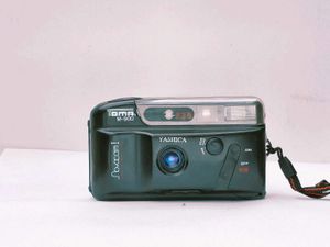 Yashica 35mm Film Camera with Flash 📸
