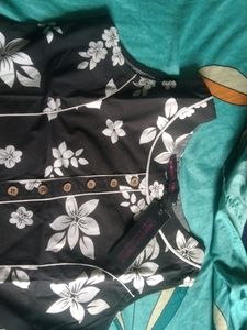 Beautiful Kurti Of Black 🖤 n White 🤍 flowers