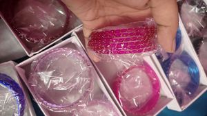 Insta Trending🔥🔥 Rain Drop Glass Bangles