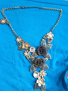 New Trending Necklace In Complete Good Condition.