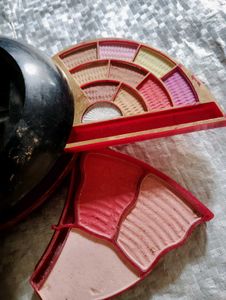 Flower Makeup Plate Front Side is Broken And Not U