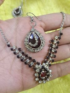 V shape neckpiece and drop earrings