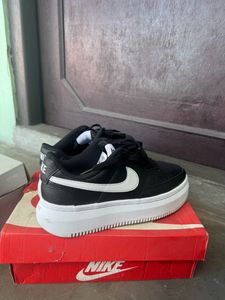 NIKE Womens Court Vision Alta