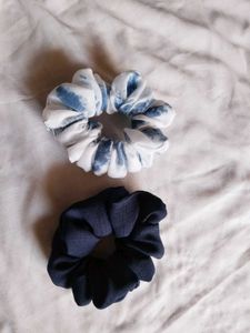 Set of 4 Blue and White Scrunchies
