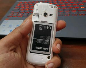 Samsung Feature Phone - Retro Style
