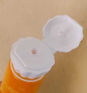 Dot &amp; Key Face Wash