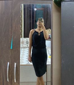 Elegant Black Bodycon Dress with Statement Straps