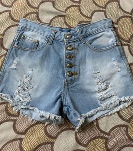 Ripped shorts🦋