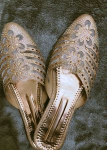 Elegant Gold Ethnic Juttis net with design 💗😍