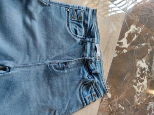 Light Wash Denim Jeans (3 quarter)