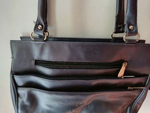 Spacious Handbag With Many Zipper