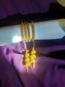Golden sparkling latkan Bangles