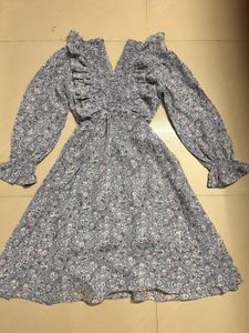 Cute Girly Dress With V Neck And Flares Around