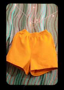 🌼Cute musturd shorts🌼