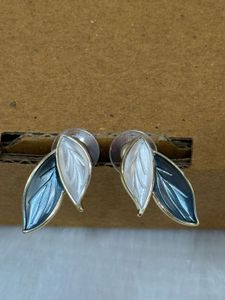 🌿 Dual-Toned Leaf Drop Earrings