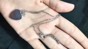 Heart flower necklace