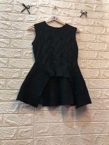 Chic Black Sleeveless Knit Top