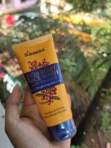 New St Botanica Goji Berry Vit C Facewash