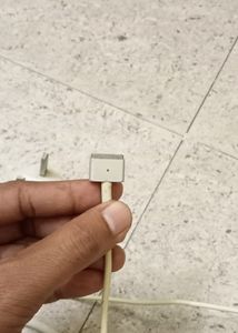 APPLE LAPTOP CHARGER NEW AND ORIGINAL 45.05 WATT