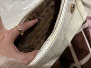 White shoulder bag &amp; lipstick free😍