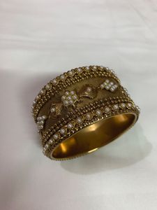 Elegant Traditional Gold-Tone Bracelet with Pearl
