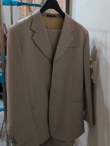 Classic Men&#39;s Suit - Neutral Tone