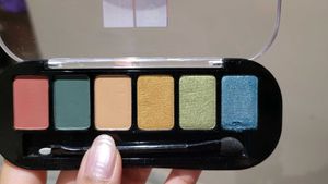 Elle 18 Eye Shadow Palette