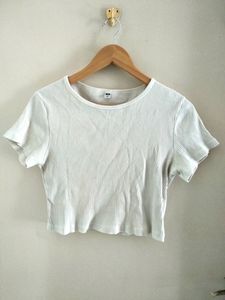UNIQLO CROP TOP