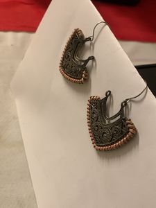 Jhumkaas