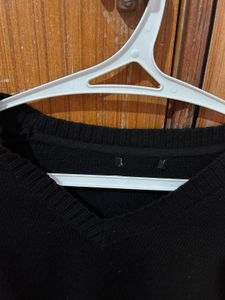 zudio Black V-Neck Crop Sweater