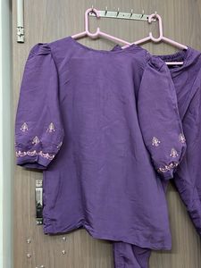 New branded thread work puff sleevePurple cord set