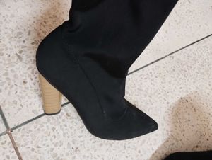 Black Pointed-Toe Heeled Knee High Boots