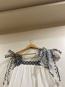 Cute Sleevless Top With Tieup Shoulders